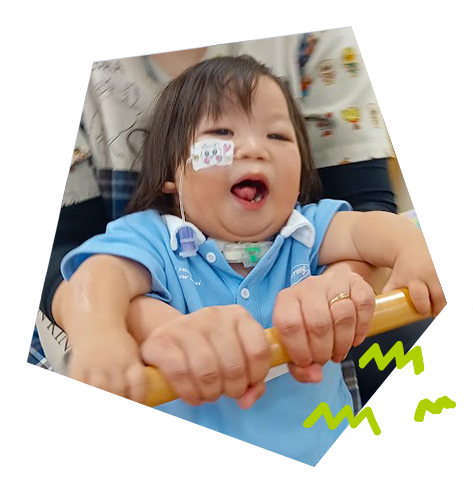 スイカを食べる男の子